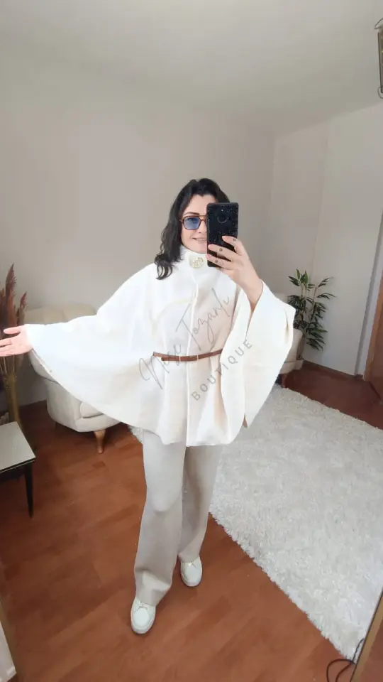 Kemerli ve Gold Detaylı Krem Kaşe Panço