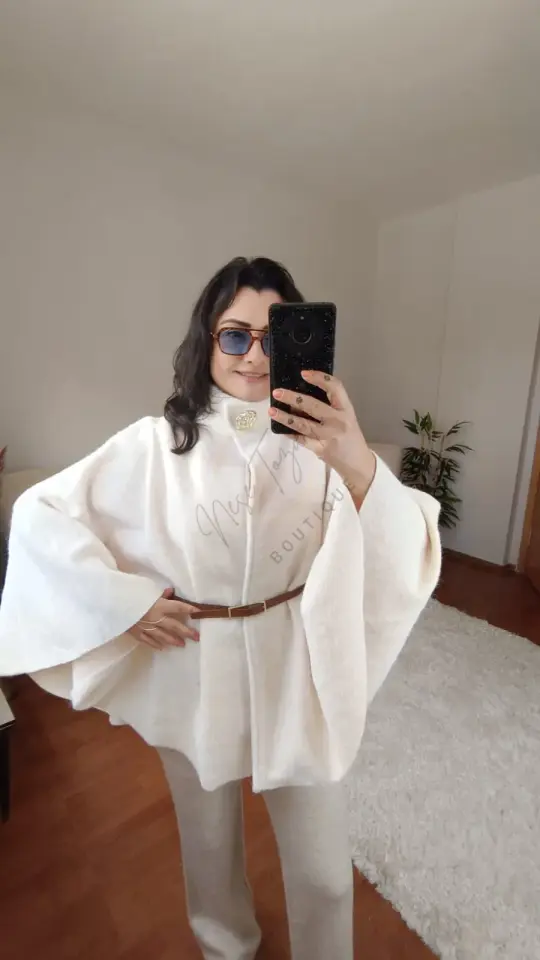 Kemerli ve Gold Detaylı Krem Kaşe Panço