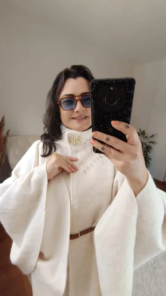 Kemerli ve Gold Detaylı Krem Kaşe Panço