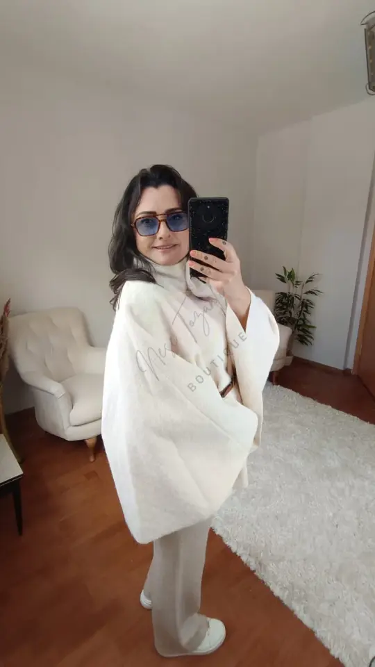 Kemerli ve Gold Detaylı Krem Kaşe Panço