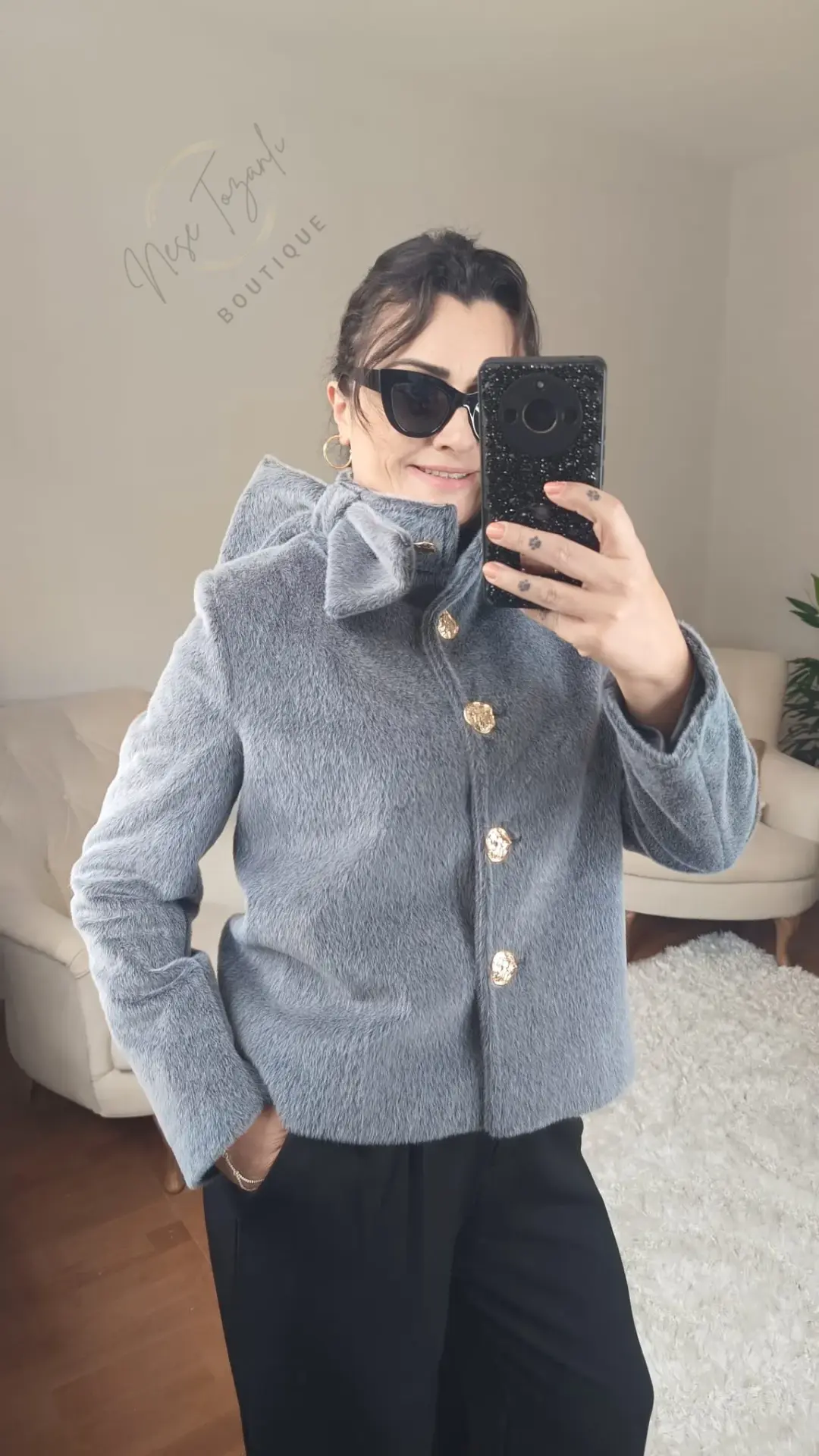 Çıkarılabilir Yaka Aksesuarlı ve Gold Düğmeli Gri Kaban