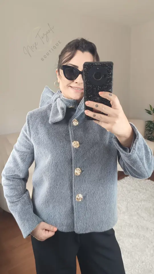 Çıkarılabilir Yaka Aksesuarlı ve Gold Düğmeli Gri Kaban