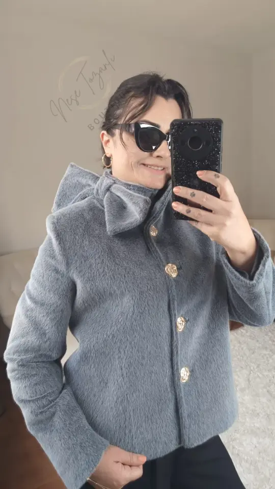 Çıkarılabilir Yaka Aksesuarlı ve Gold Düğmeli Gri Kaban