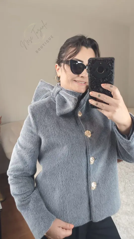 Çıkarılabilir Yaka Aksesuarlı ve Gold Düğmeli Gri Kaban