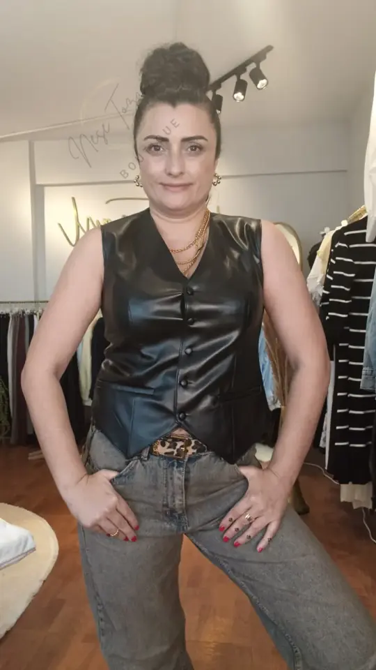 V Yaka Düğmeli Siyah Deri Yelek | Maskülen & Şık Tasarım