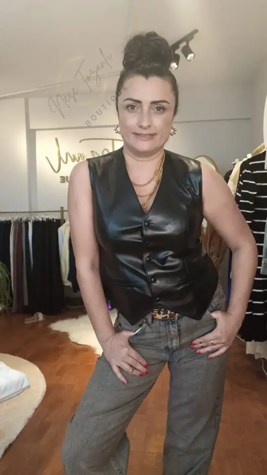 V Yaka Düğmeli Siyah Deri Yelek | Maskülen & Şık Tasarım