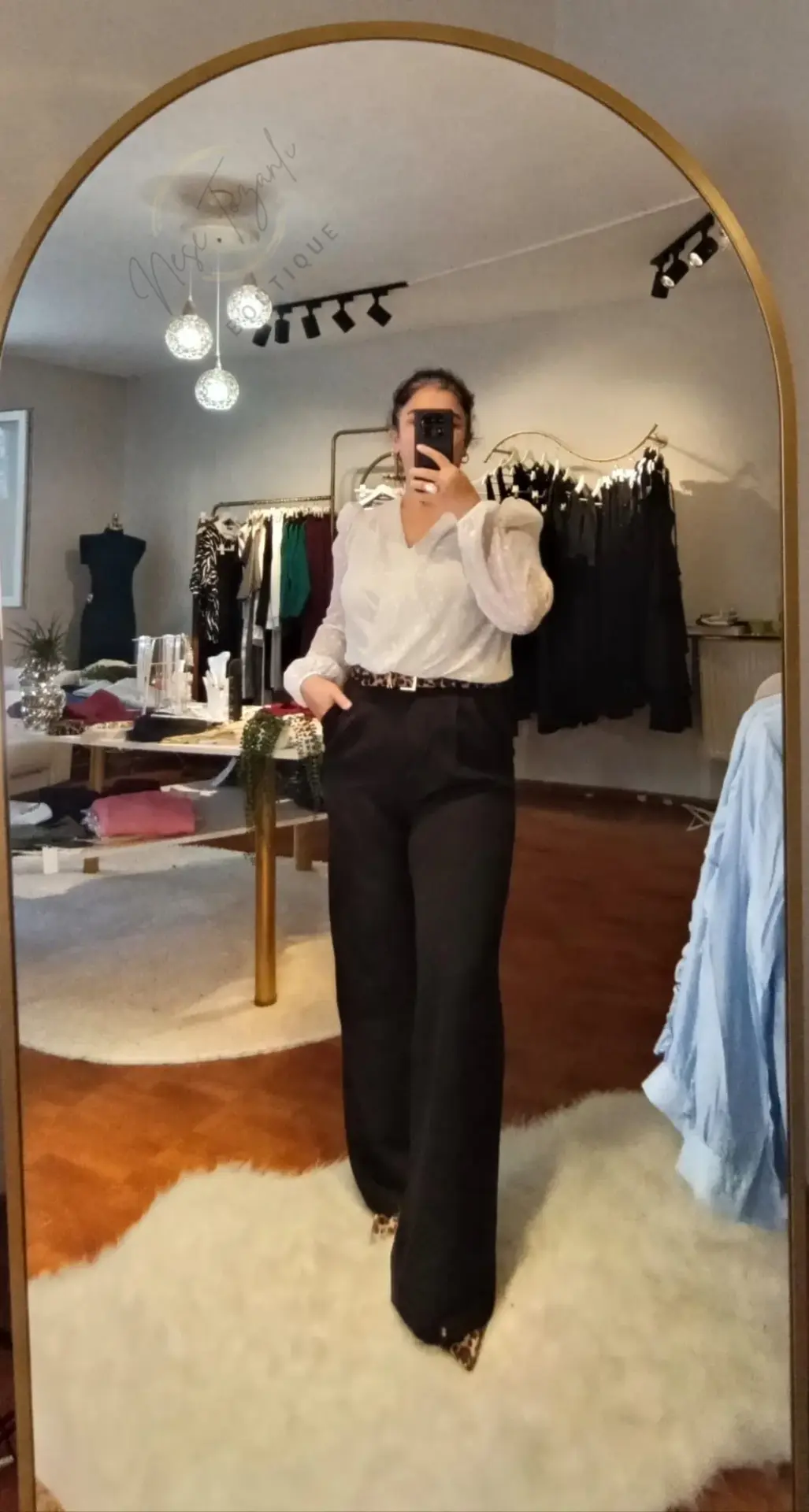 Kruvaze Yaka Sim ve Kabartma Puantiye Detaylı Beyaz Bodysuit