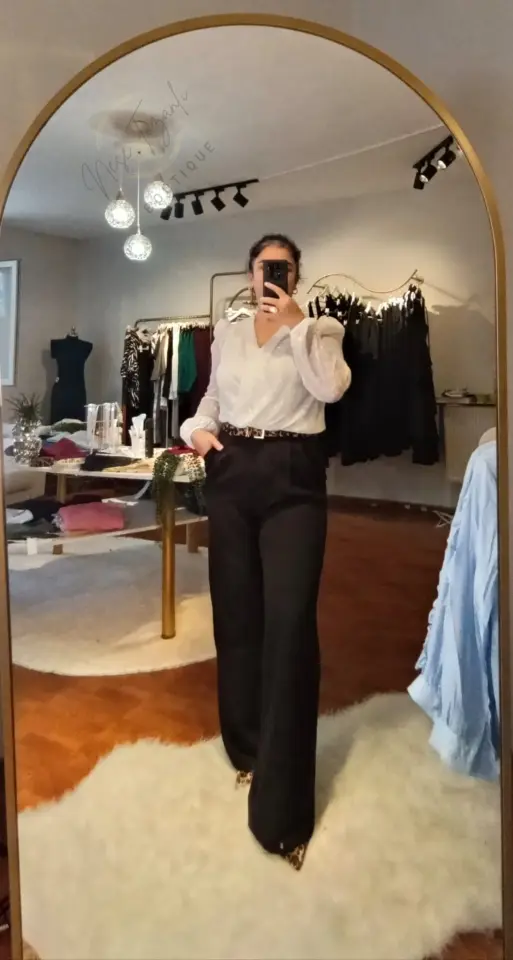 Kruvaze Yaka Sim ve Kabartma Puantiye Detaylı Beyaz Bodysuit