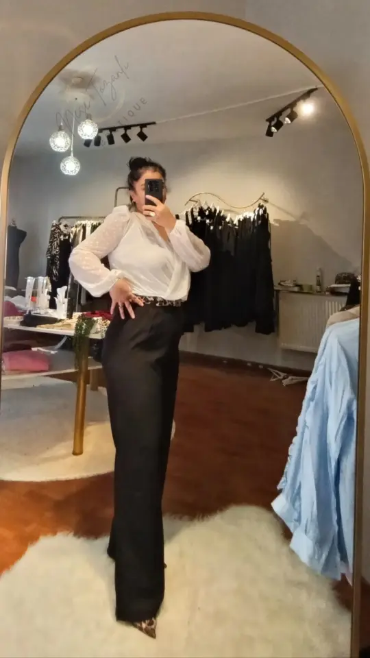 Kruvaze Yaka Sim ve Kabartma Puantiye Detaylı Beyaz Bodysuit