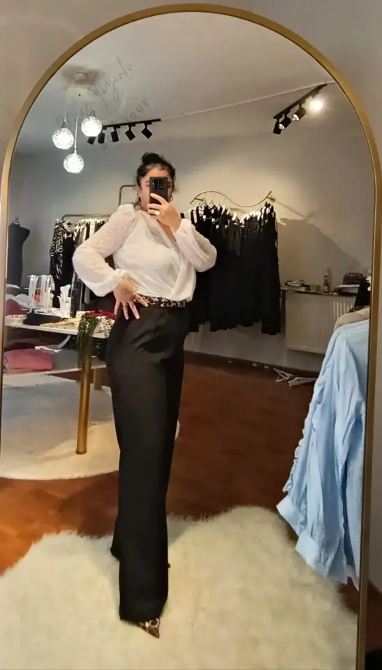 Kruvaze Yaka Sim ve Kabartma Puantiye Detaylı Beyaz Bodysuit