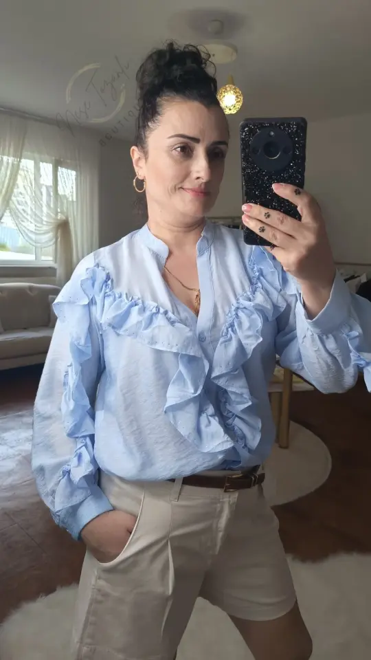 V Yaka Fırfır Detaylı Süt Mavi Gömlek | Romantik & Enerjik Stil