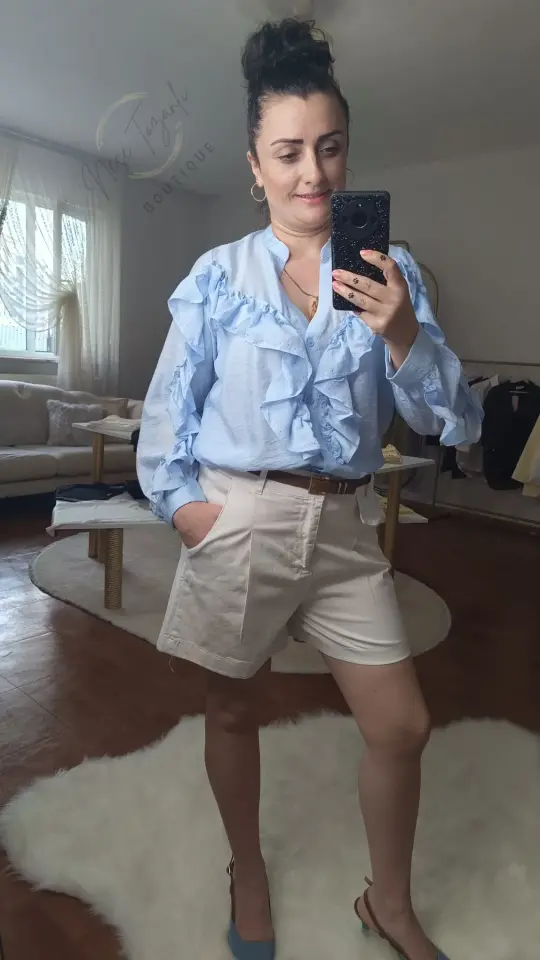 V Yaka Fırfır Detaylı Süt Mavi Gömlek | Romantik & Enerjik Stil