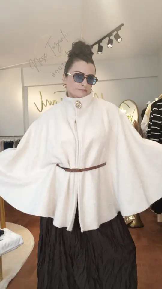 Gold Düğme Detaylı Kemerli Krem Panço Kaban | Lüks & Maskülen Stil