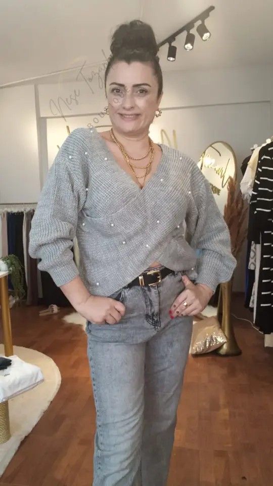 İnci Detaylı Kruvaze Yaka Gri Triko Kazak | Romantik & Şık Tasarım