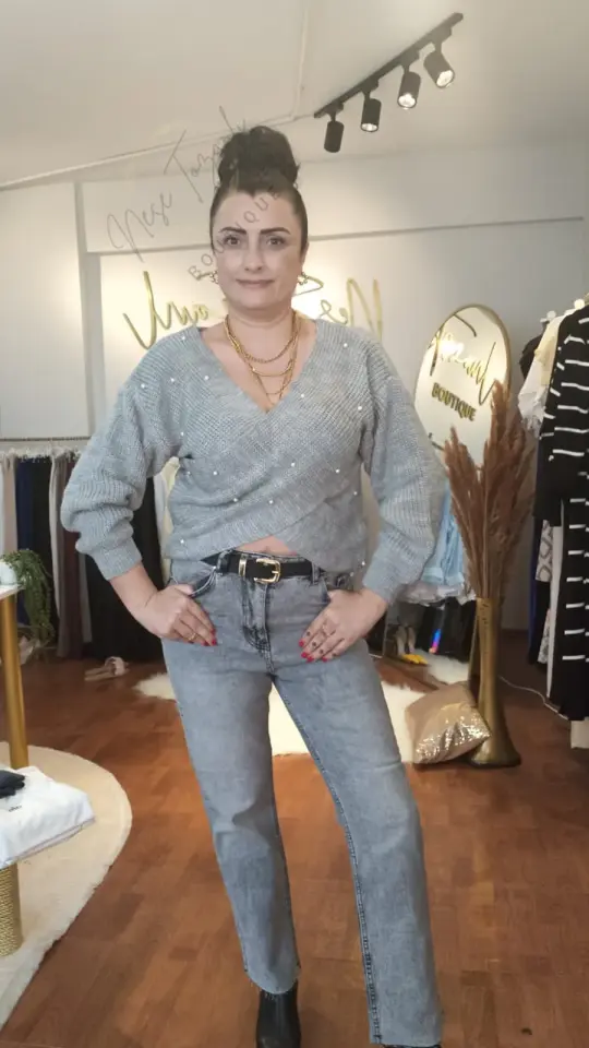 İnci Detaylı Kruvaze Yaka Gri Triko Kazak | Romantik & Şık Tasarım