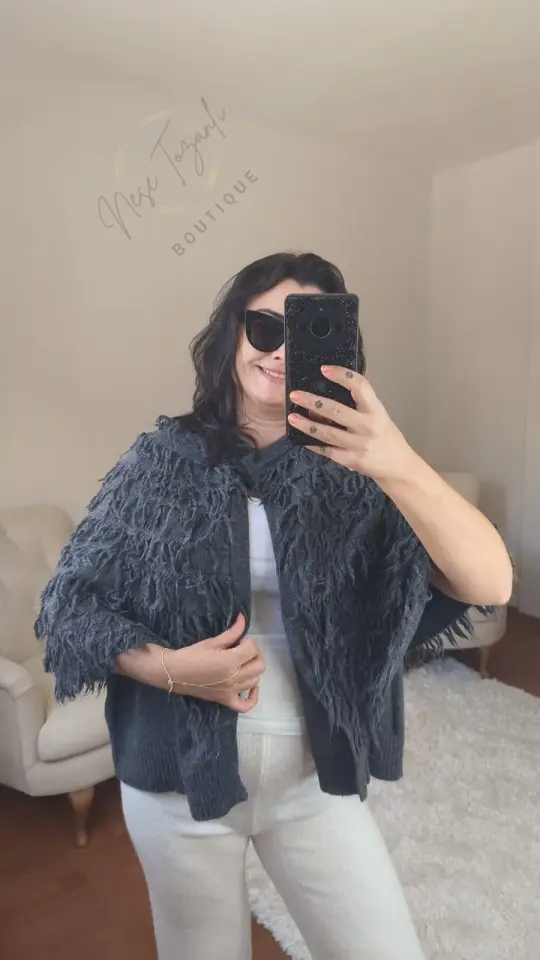 İçi Yelekli Püskül Detaylı Gri Bohem Triko Panço | Kayma Yapmayan Konfor