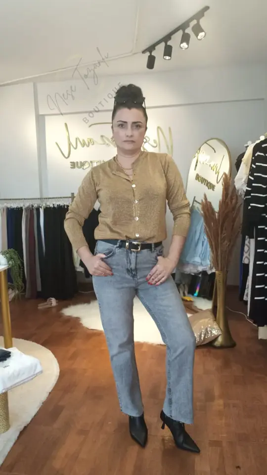 Yüksek Bel Taşlanmış Açık Gri Mom Jean Pantolon | 90'lar Ruhu & Konfor